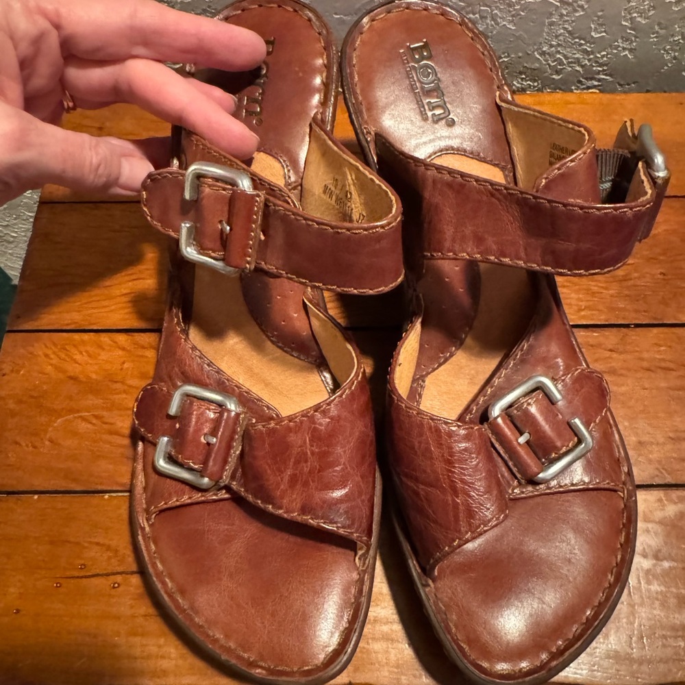 Born Brown Leather Sandals with Buckles and chunky heels